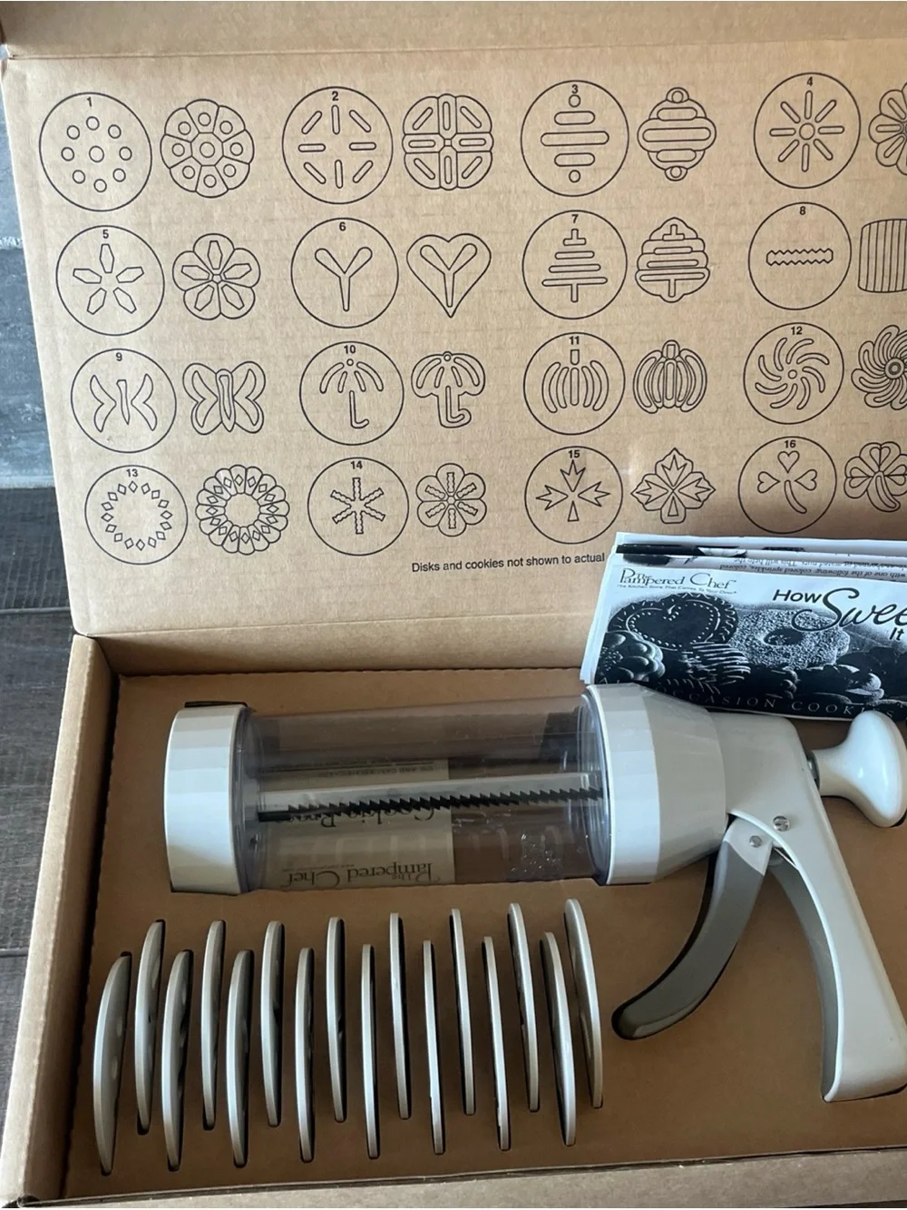 The Pampered Chef Cookie Press (1525) New in Box 16 Cookie Shapes disks